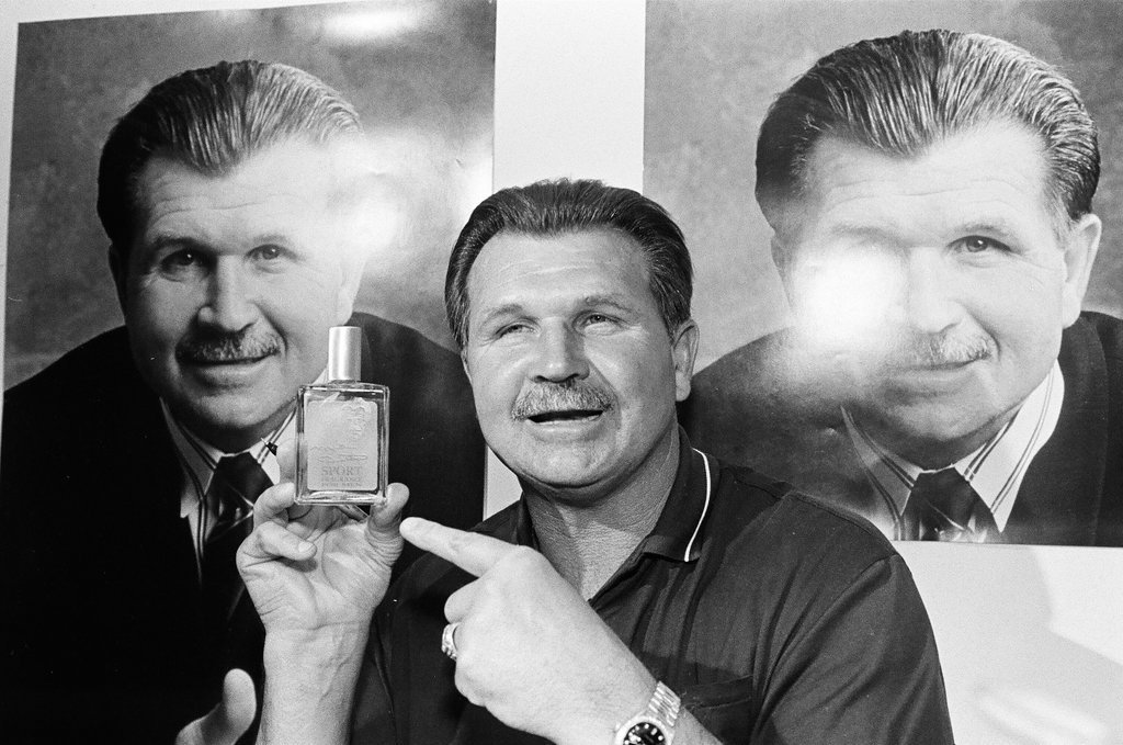 Mike Ditka signing autographs - Chicago Sun-Times