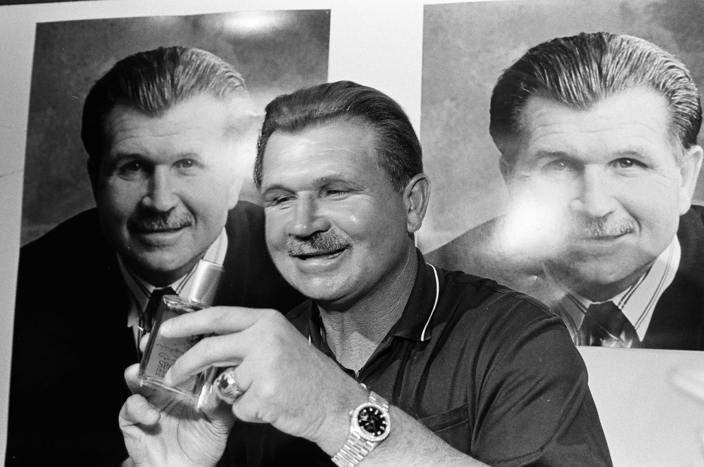 Mike Ditka signing autographs - Chicago Sun-Times