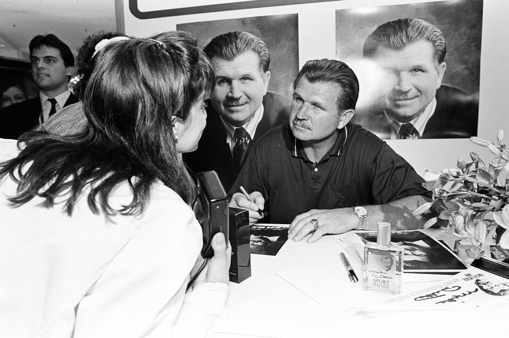 Mike Ditka signing autographs - Chicago Sun-Times