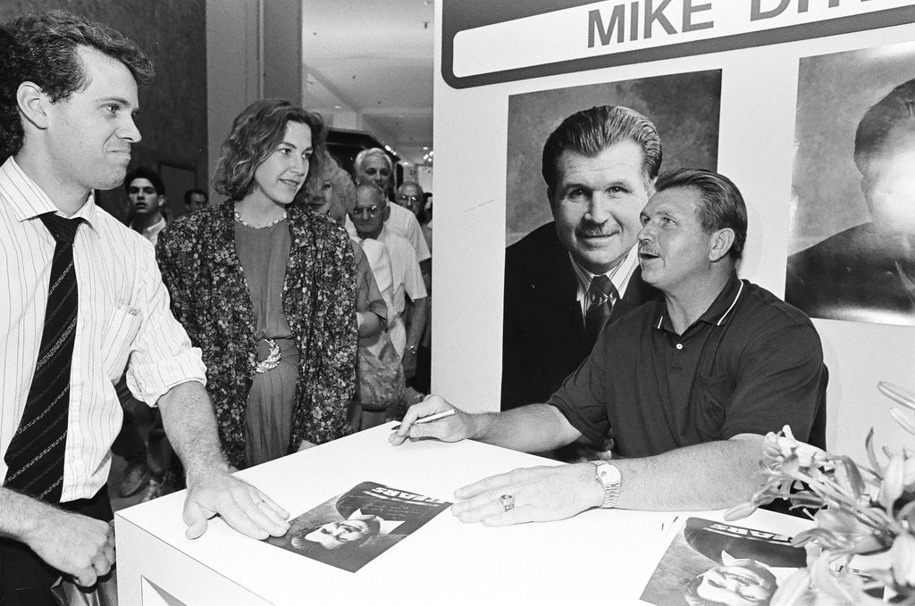Mike Ditka signing autographs - Chicago Sun-Times