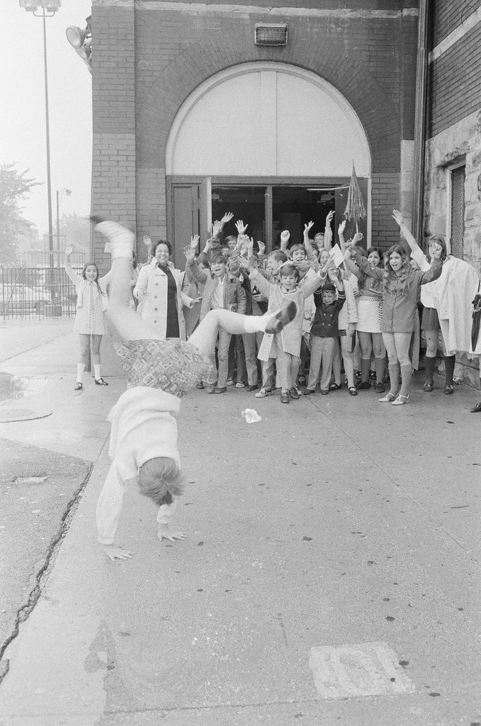 Students celebrate on the last day of classes at Goethe School - Chicago Sun-Times