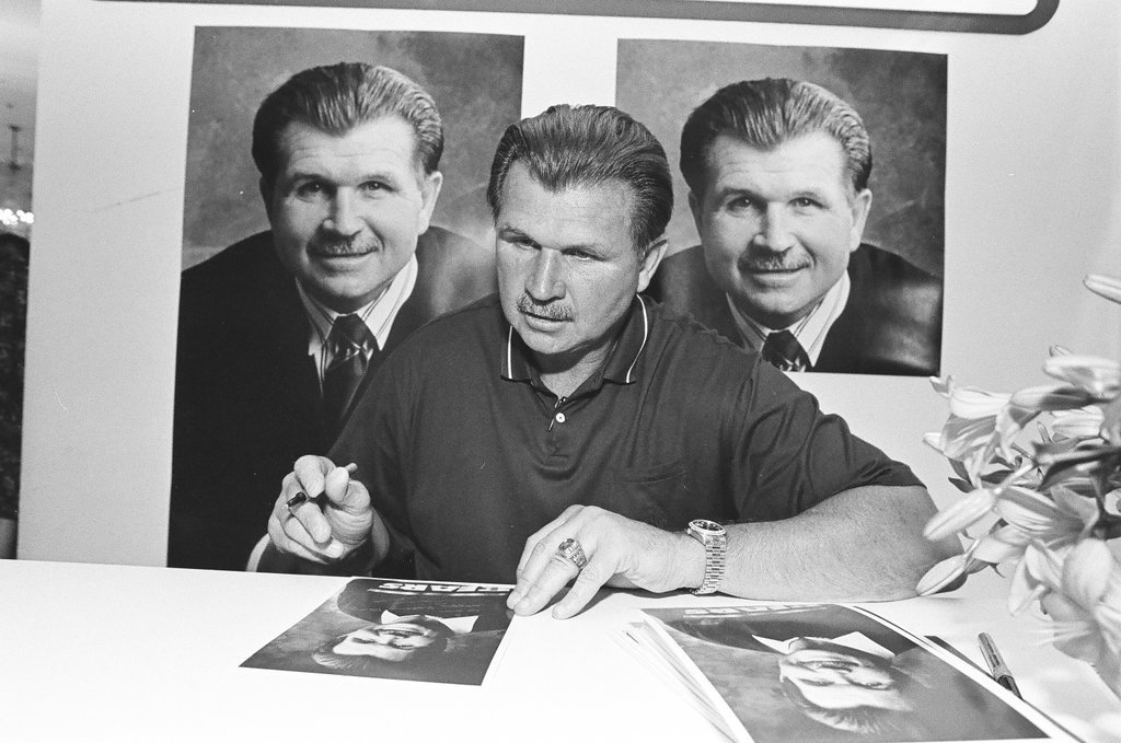 Mike Ditka signing autographs - Chicago Sun-Times