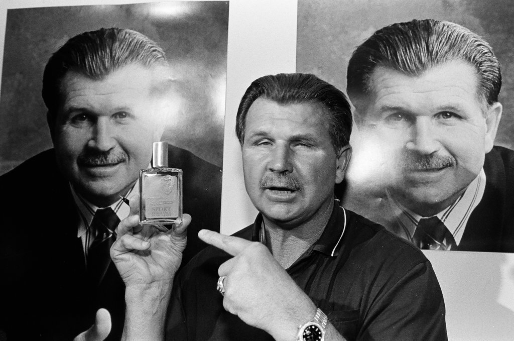 Mike Ditka signing autographs - Chicago Sun-Times