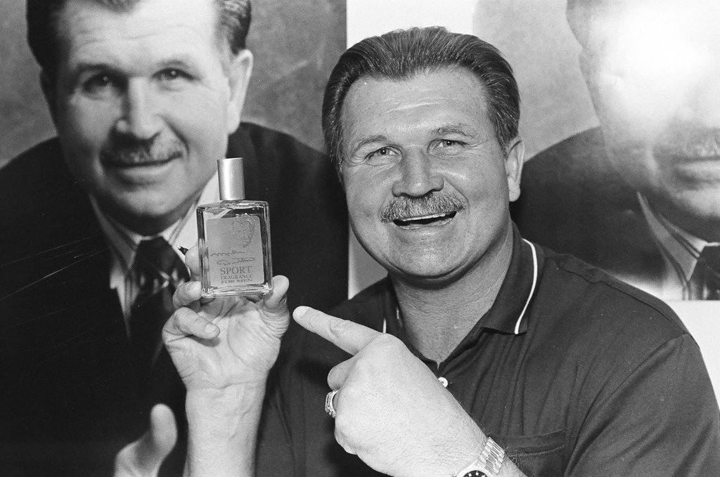 Mike Ditka signing autographs - Chicago Sun-Times