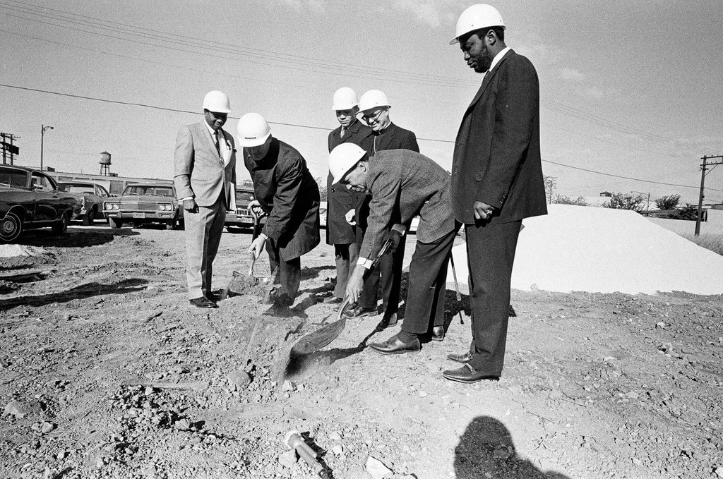 Groundbreaking ceremony for new housing project in North Lawndale - Pete Peters for Chicago Sun-Times