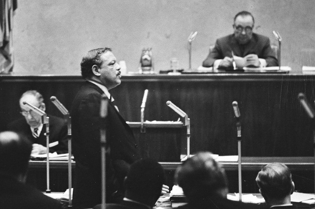 Alderman Sammy Rayner speaking at City Council meeting - Larry Graff for Chicago Sun-Times