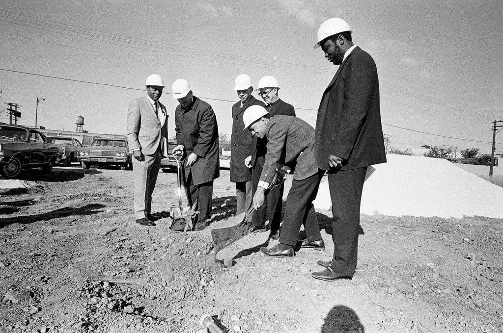 Groundbreaking ceremony for new housing project in North Lawndale - Pete Peters for Chicago Sun-Times