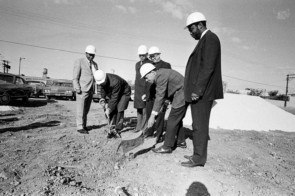 Groundbreaking ceremony for new housing project in North Lawndale - Pete Peters for Chicago Sun-Times