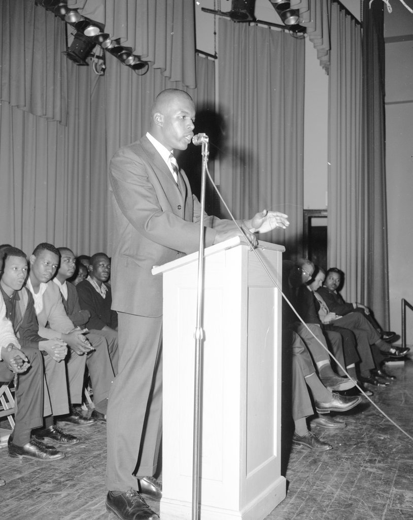 Gayle Sayers speaking at Wendell Phillips High School - Chicago Sun-Times