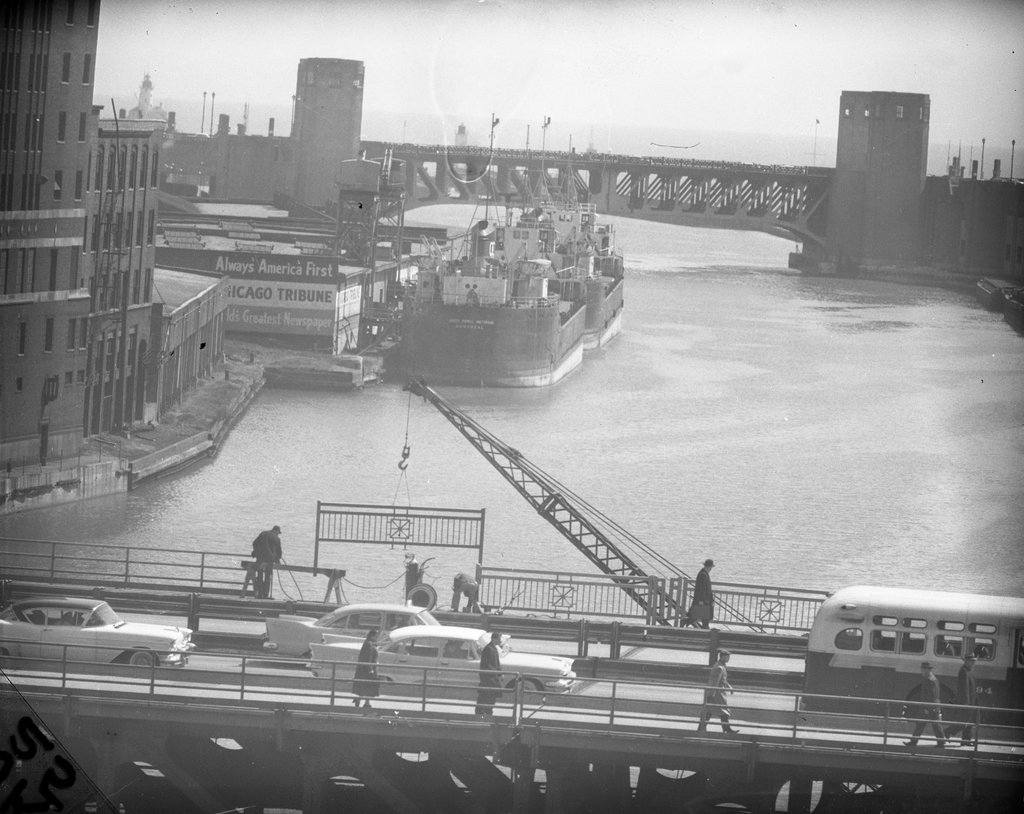 Installation of ornamental railing on Michigan Avenue Bridge - Chicago Sun-Times