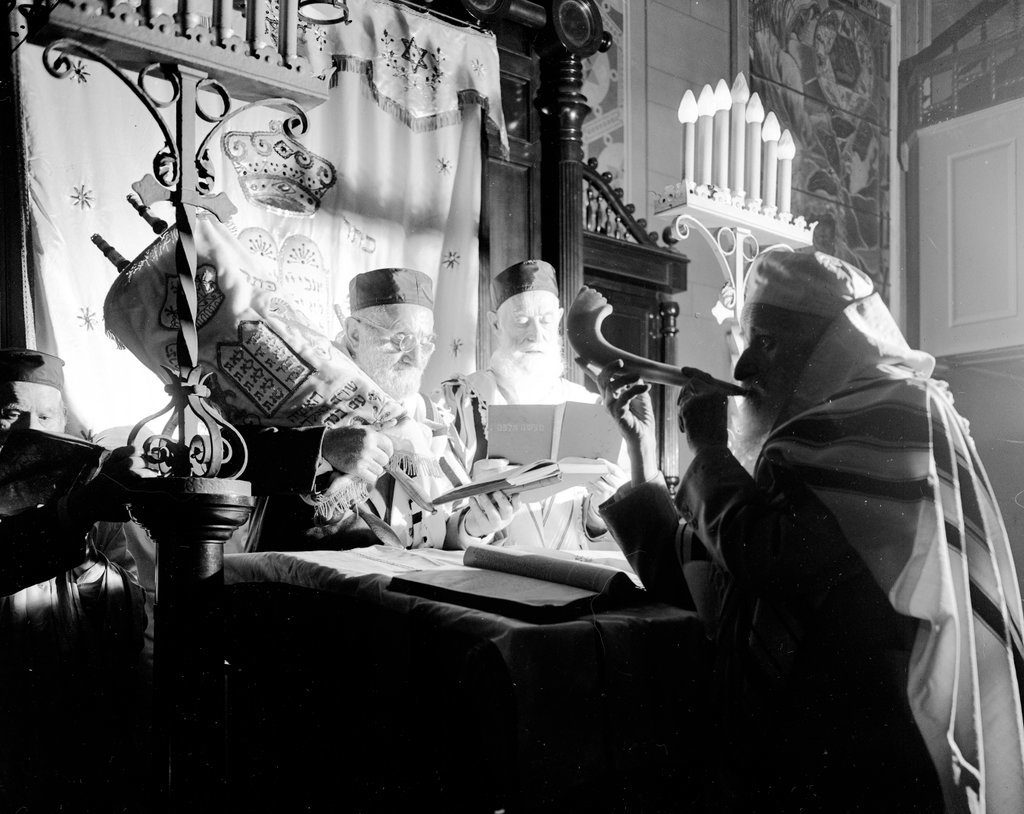 Rosh Hashanah at the Orthodox Jewish Home for the Aged - Chicago Sun-Times