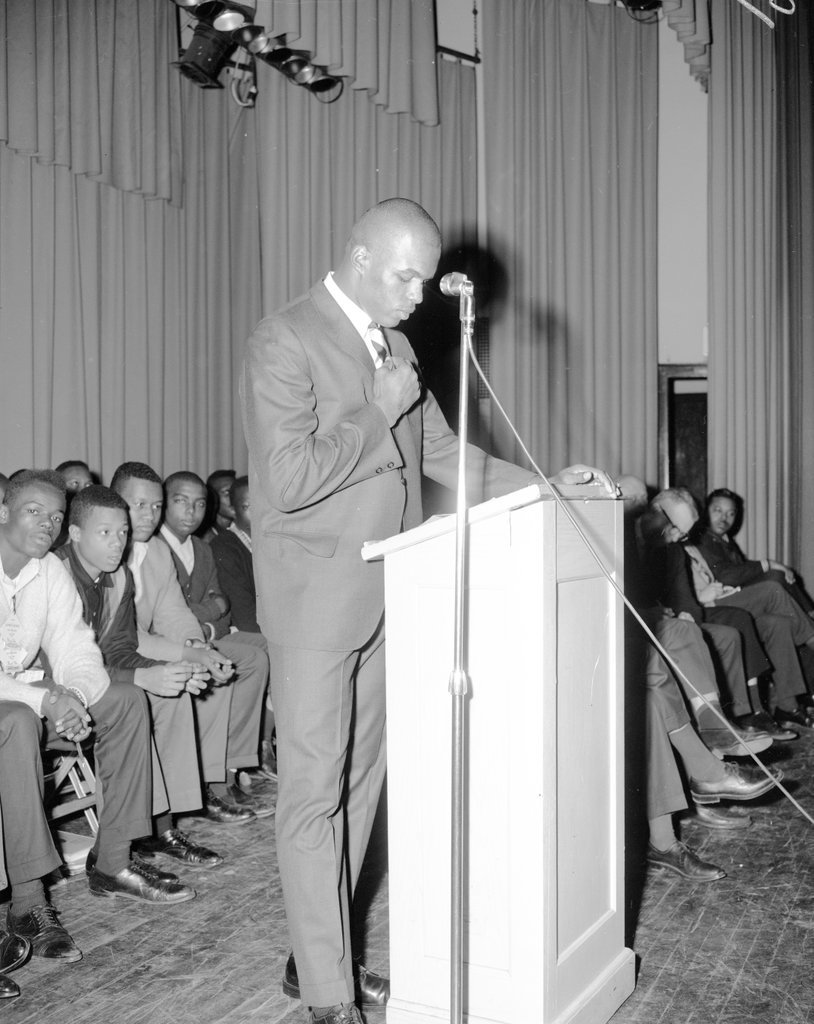 Gayle Sayers speaking at Wendell Phillips High School - Chicago Sun-Times