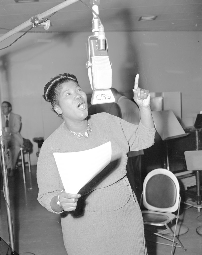 Mahalia Jackson performing with the Jack Halloran Quartet - Chicago Sun-Times