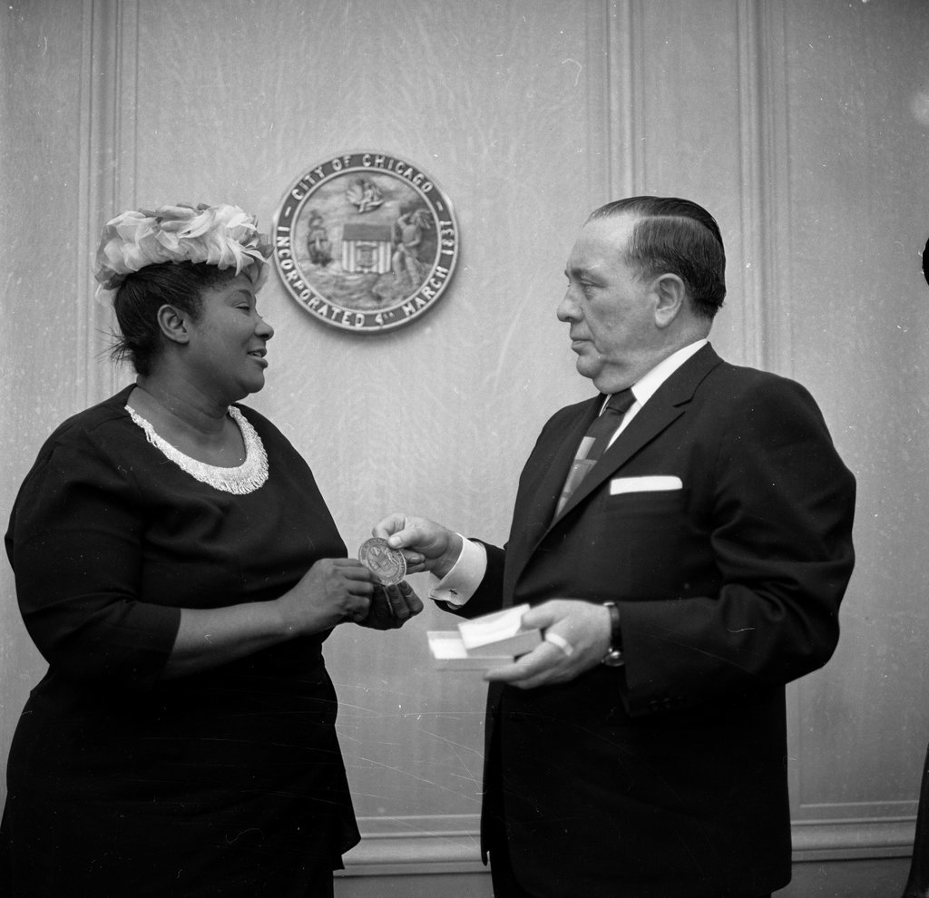 Mahalia Jackson receives Medal of Merit - Chicago Sun-Times