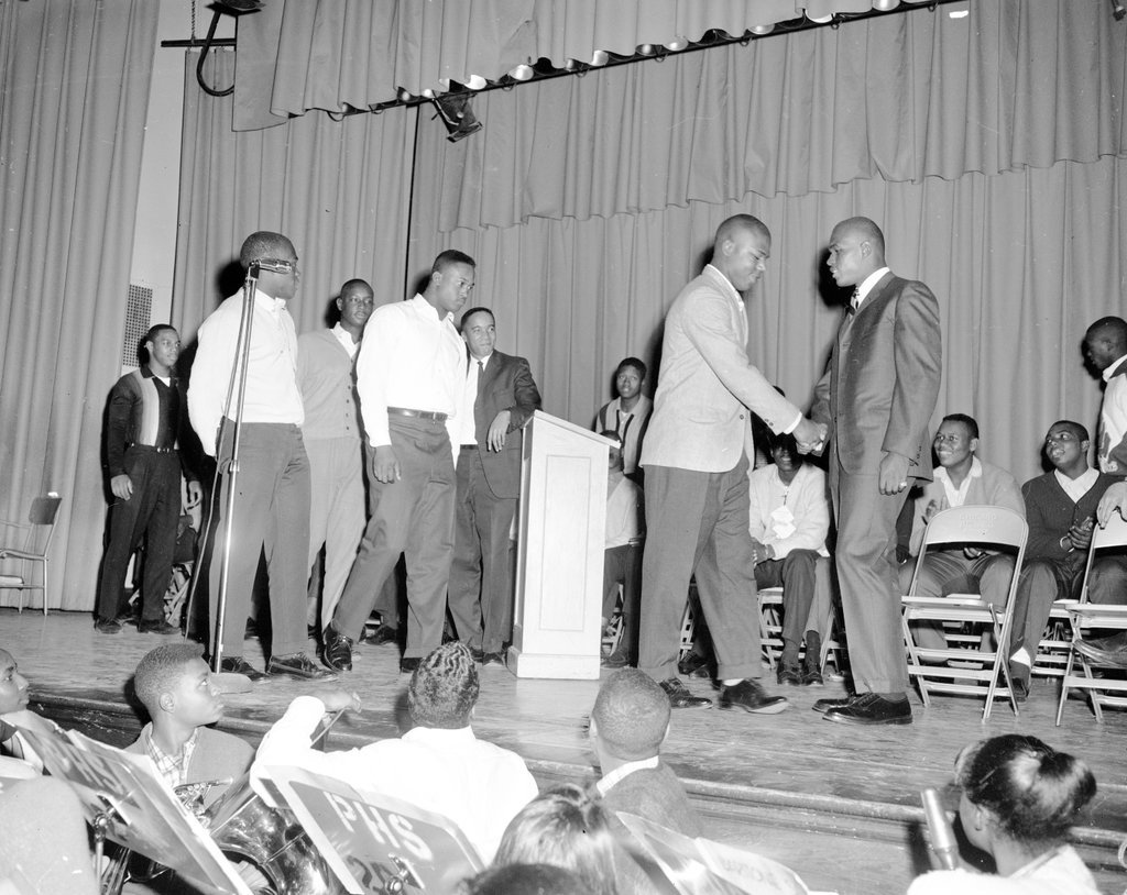 Gayle Sayers speaking at Wendell Phillips High School - Chicago Sun-Times