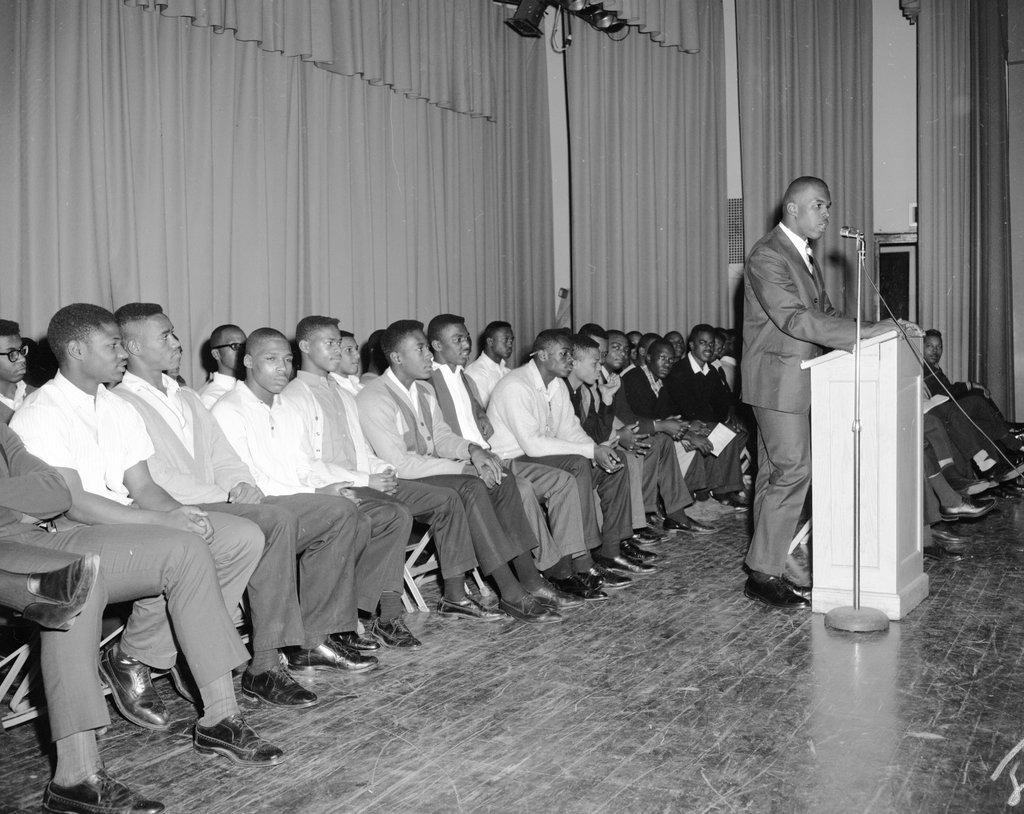 Gayle Sayers speaking at Wendell Phillips High School - Chicago Sun-Times