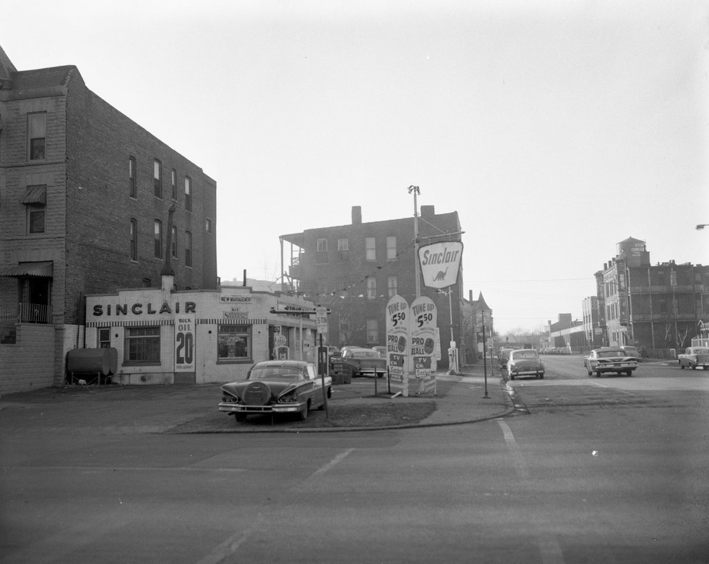 Sinclair Oil station - Chicago Daily News