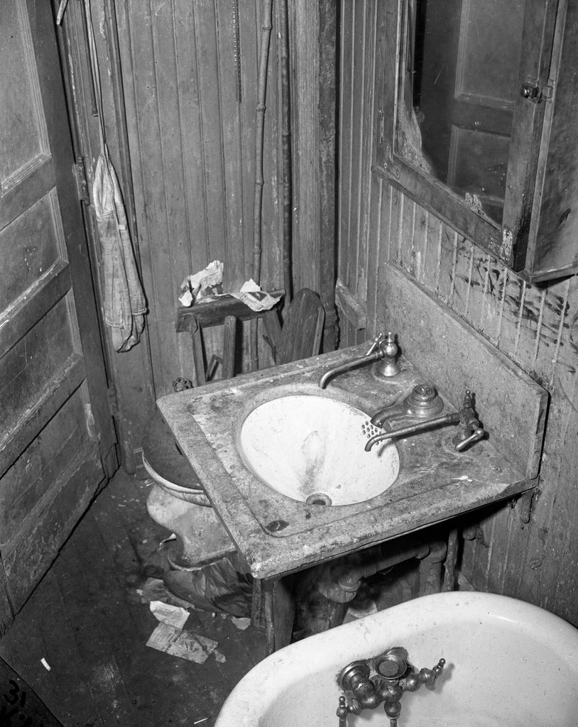 Bathroom view at 3100 Ellis Avenue - Chicago Sun-Times