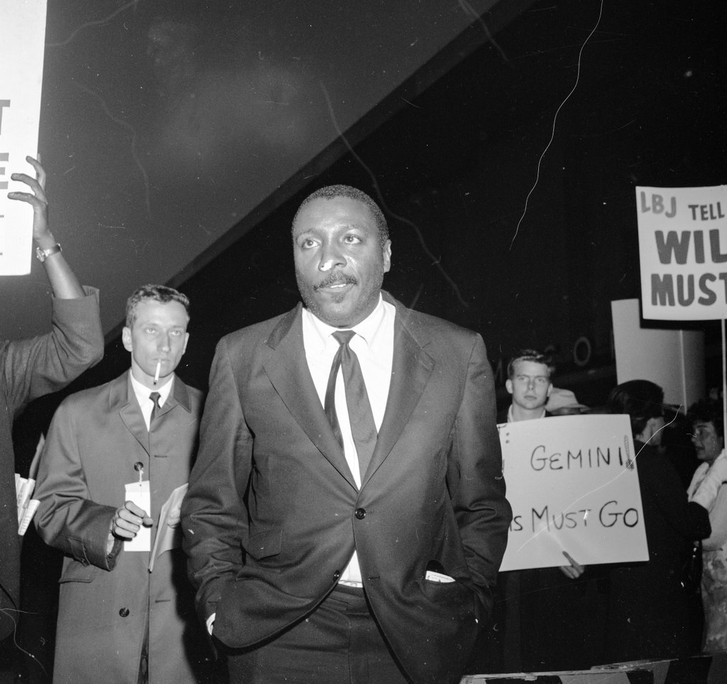 Dick Gregory in Anti-Willis demonstration at McCormick Place - Chicago Sun-Times