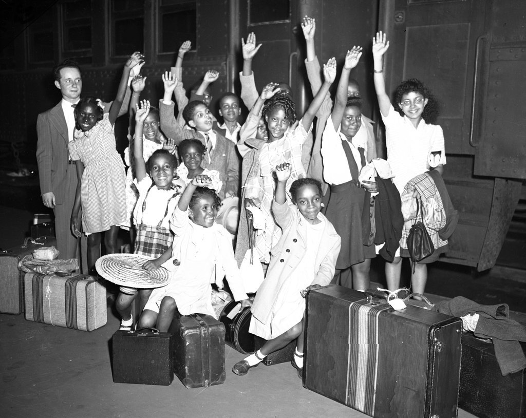 Children boarding train at Northwest Station - Chicago Sun-Times