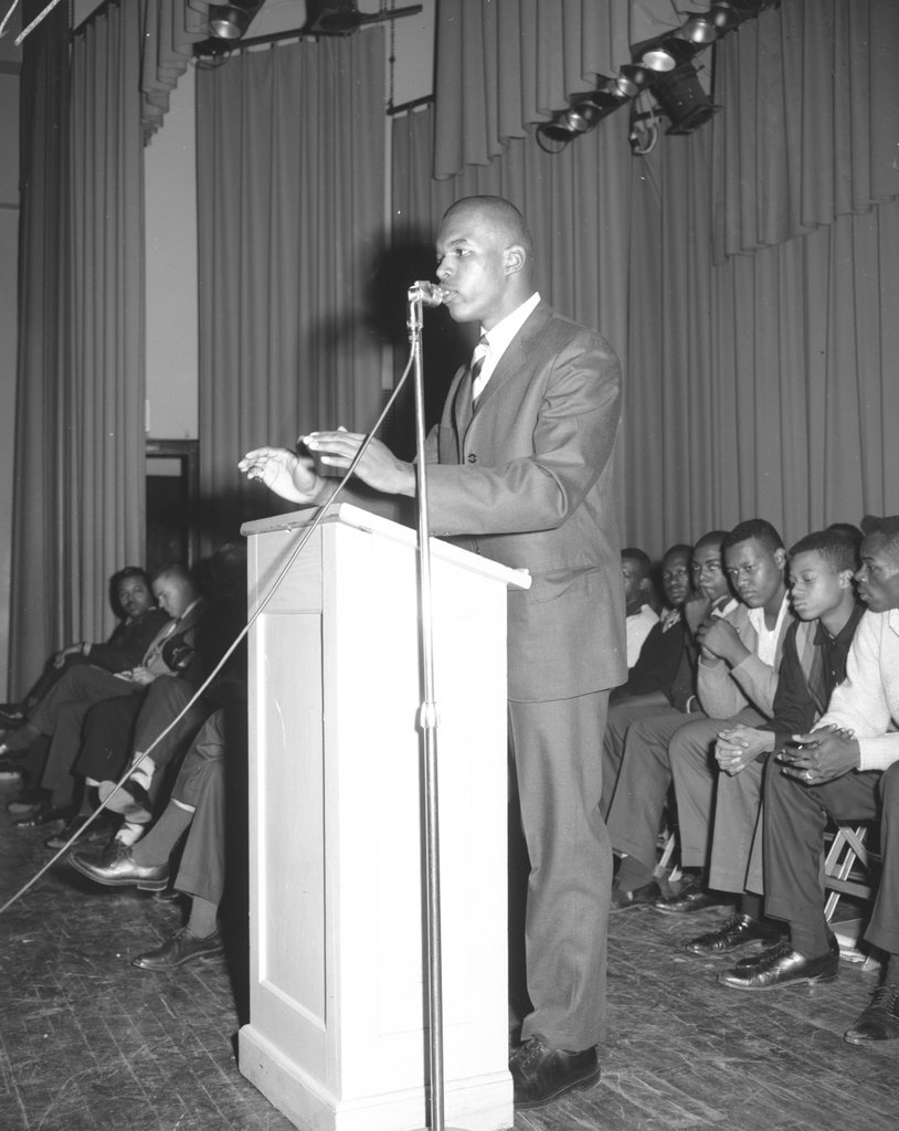 Gayle Sayers speaking at Wendell Phillips High School - Chicago Sun-Times