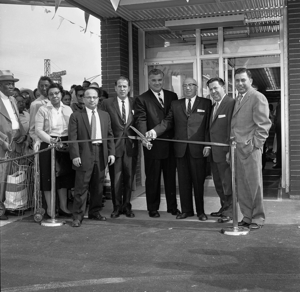 Grand opening of D&S Supermarkets in Chatham - Chicago Sun-Times