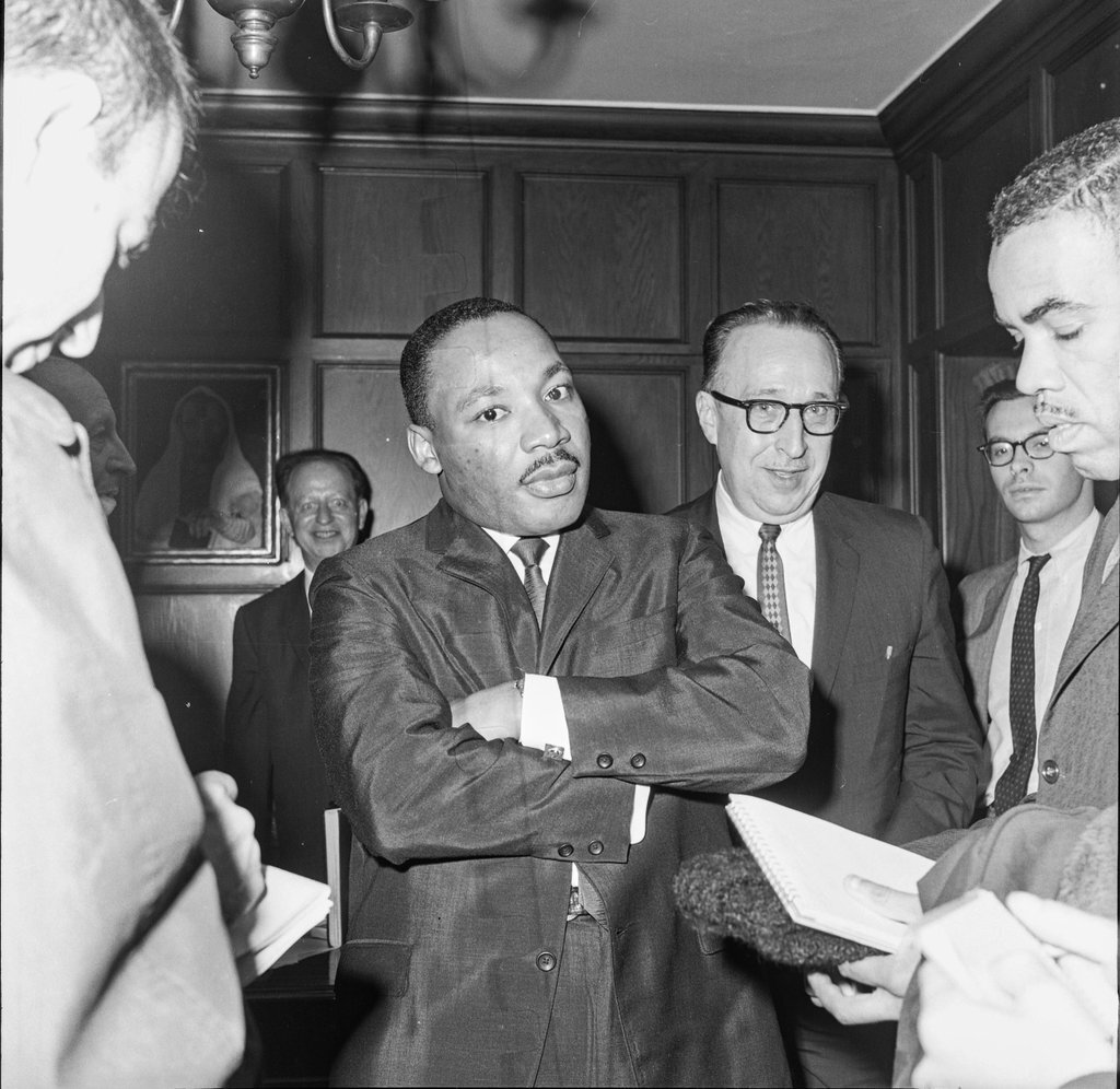 Dr. Martin Luther King Jr. speaking at Temple Sholom - Chicago Sun-Times