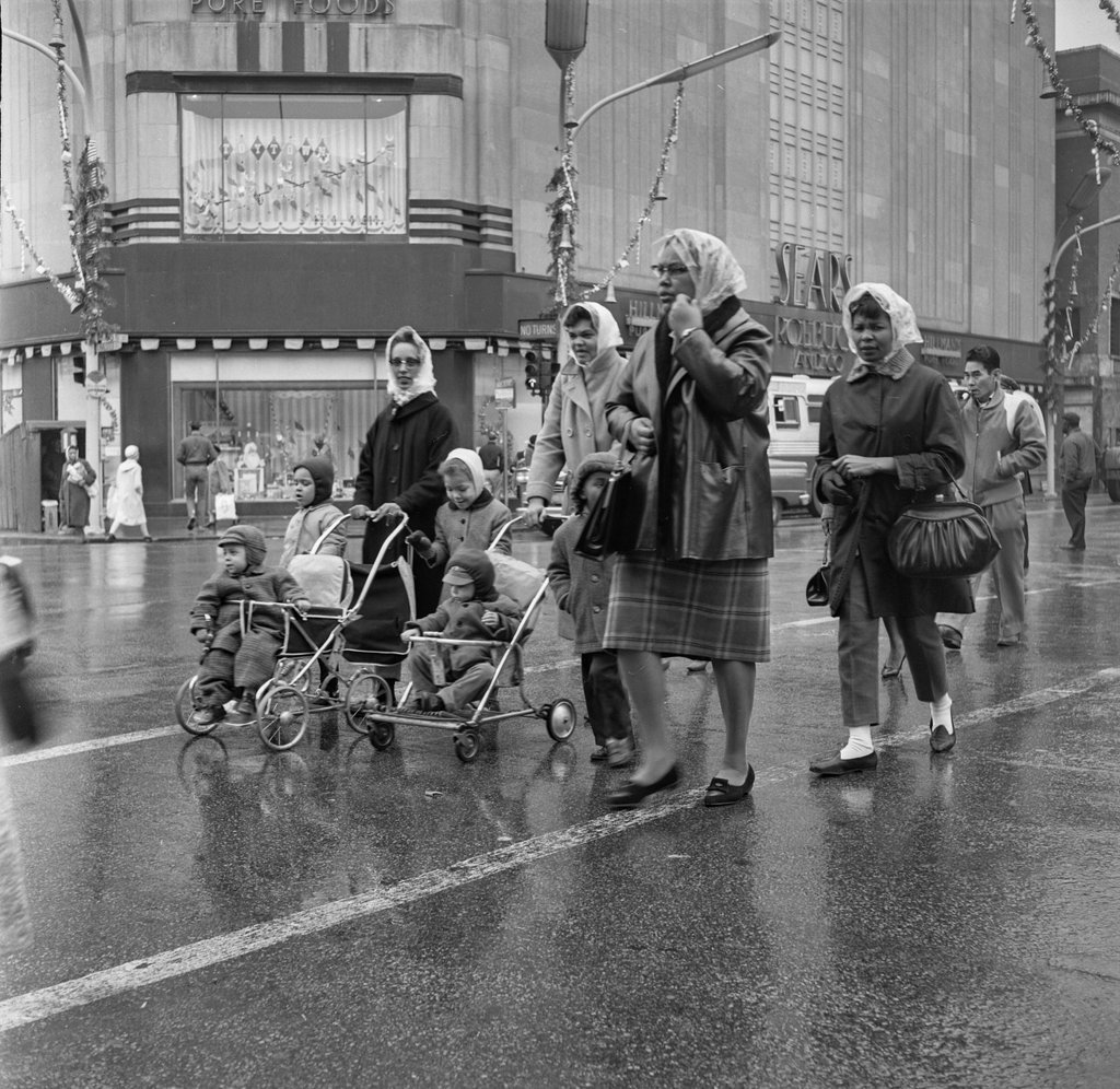 Pedestrians at 63rd and Halsted streets - Chicago Sun-Times