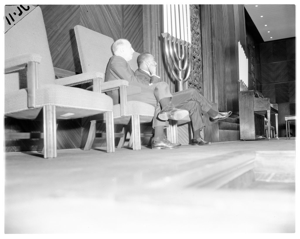 Dr. Martin Luther King Jr. speaking at Temple Sholom - Chicago Sun-Times