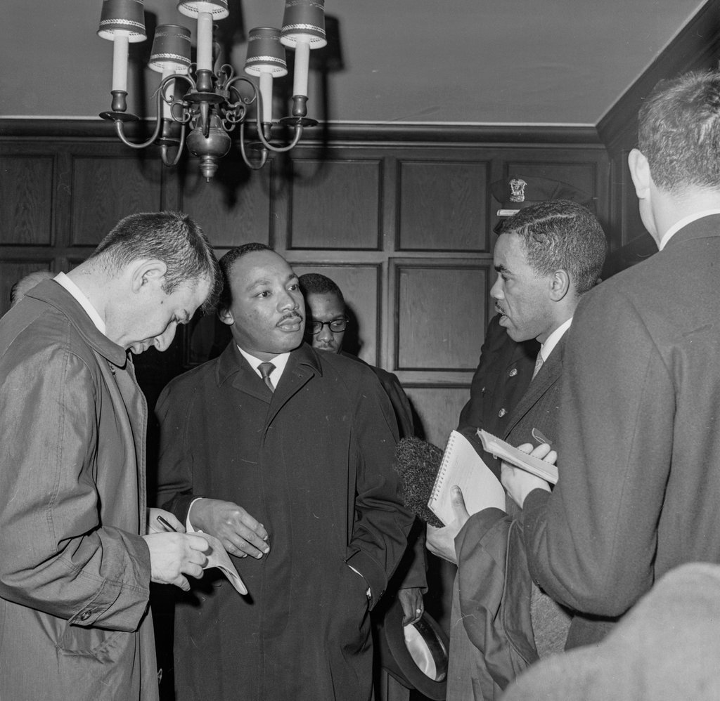 Dr. Martin Luther King Jr. speaking at Temple Sholom - Chicago Sun-Times