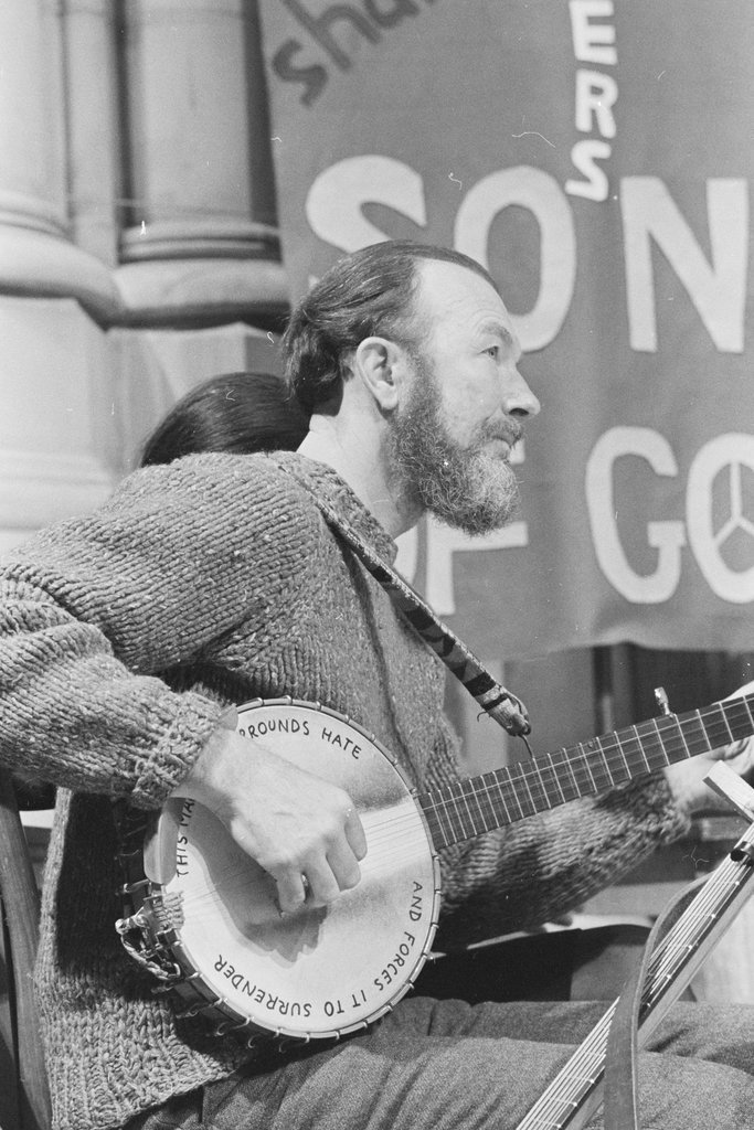 Pete Seeger at the Moratorium to End the War in Vietnam rally - Haun, Declan, 1937-1994