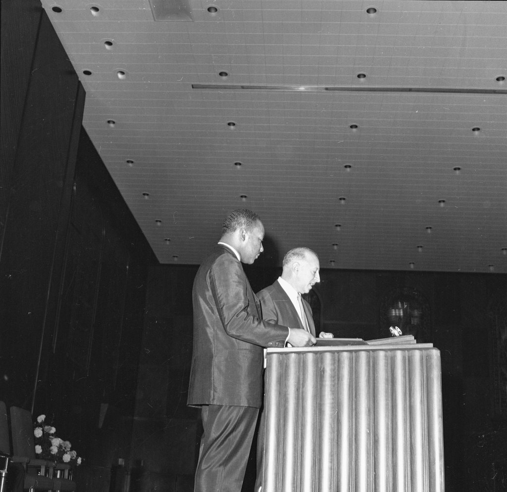 Dr. Martin Luther King Jr. speaking at Temple Sholom - Chicago Sun-Times