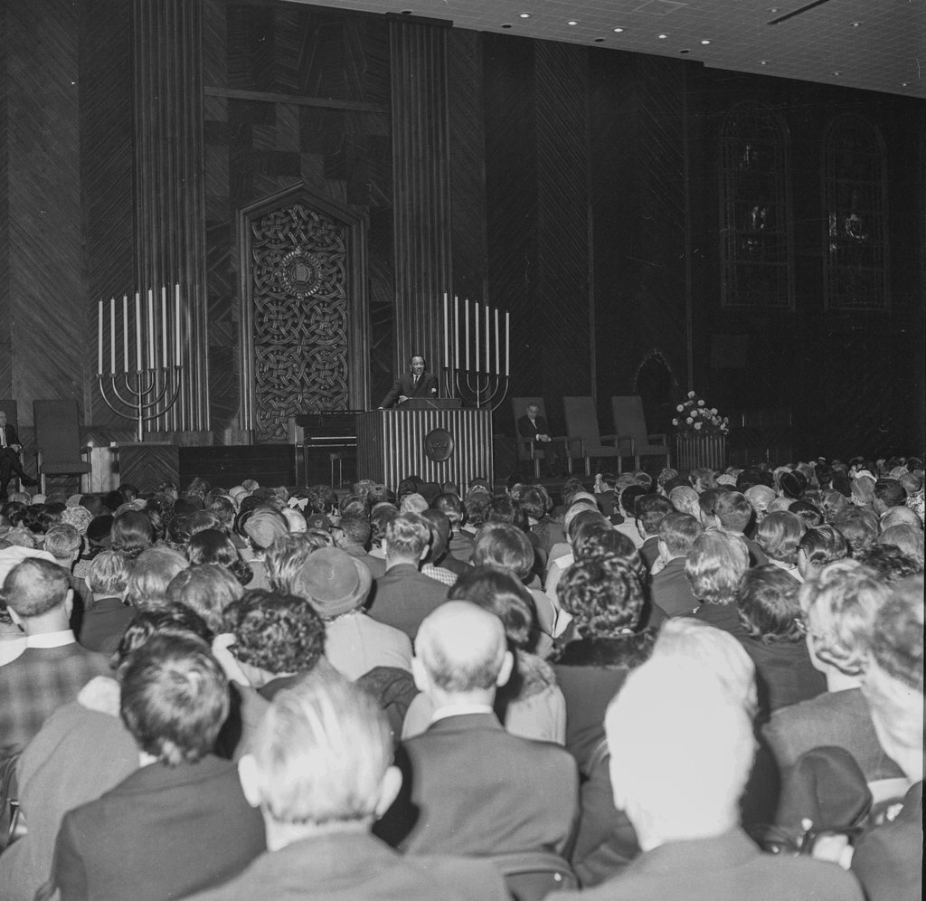 Dr. Martin Luther King Jr. speaking at Temple Sholom - Chicago Sun-Times