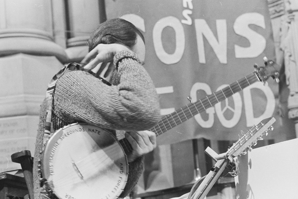 Pete Seeger at the Moratorium to End the War in Vietnam rally - Haun, Declan, 1937-1994