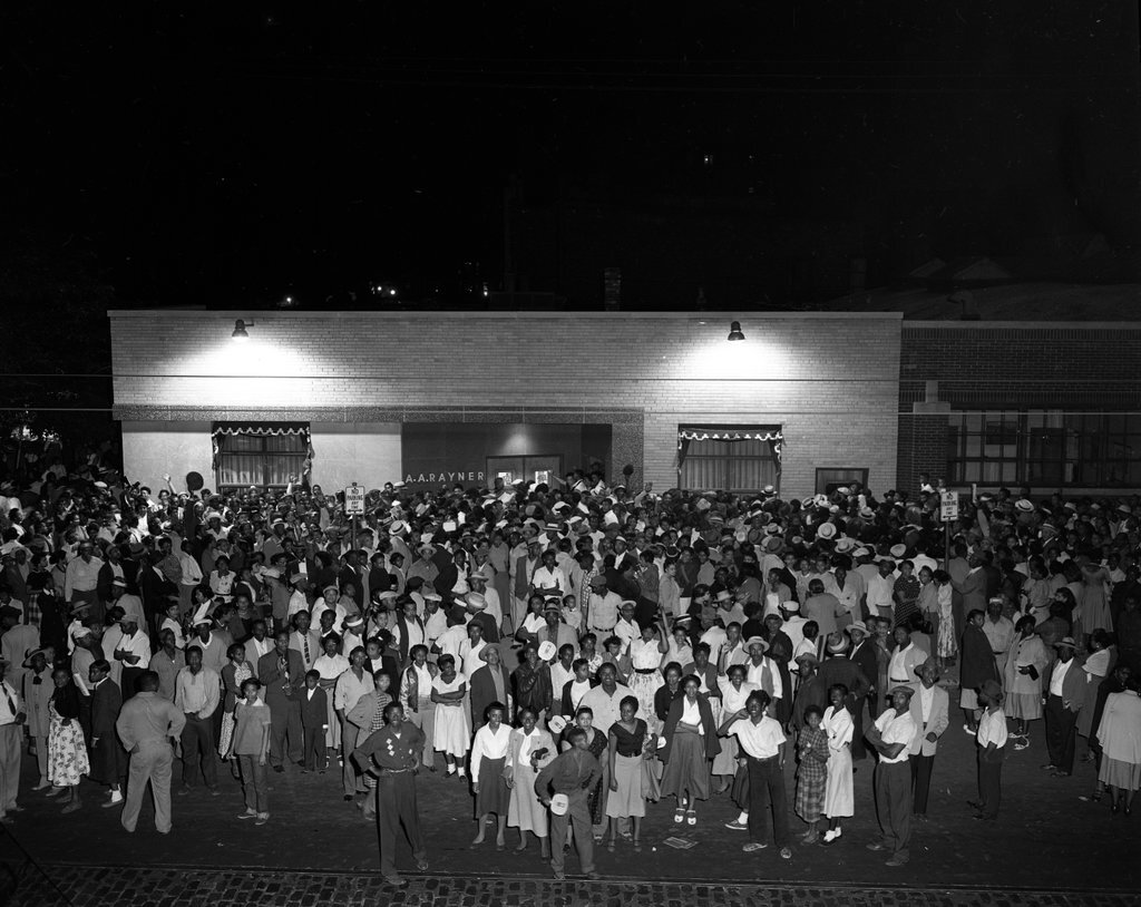 Crowd outside Rayner funeral home where Emmett Till's casket is kept - Chicago Sun-Times