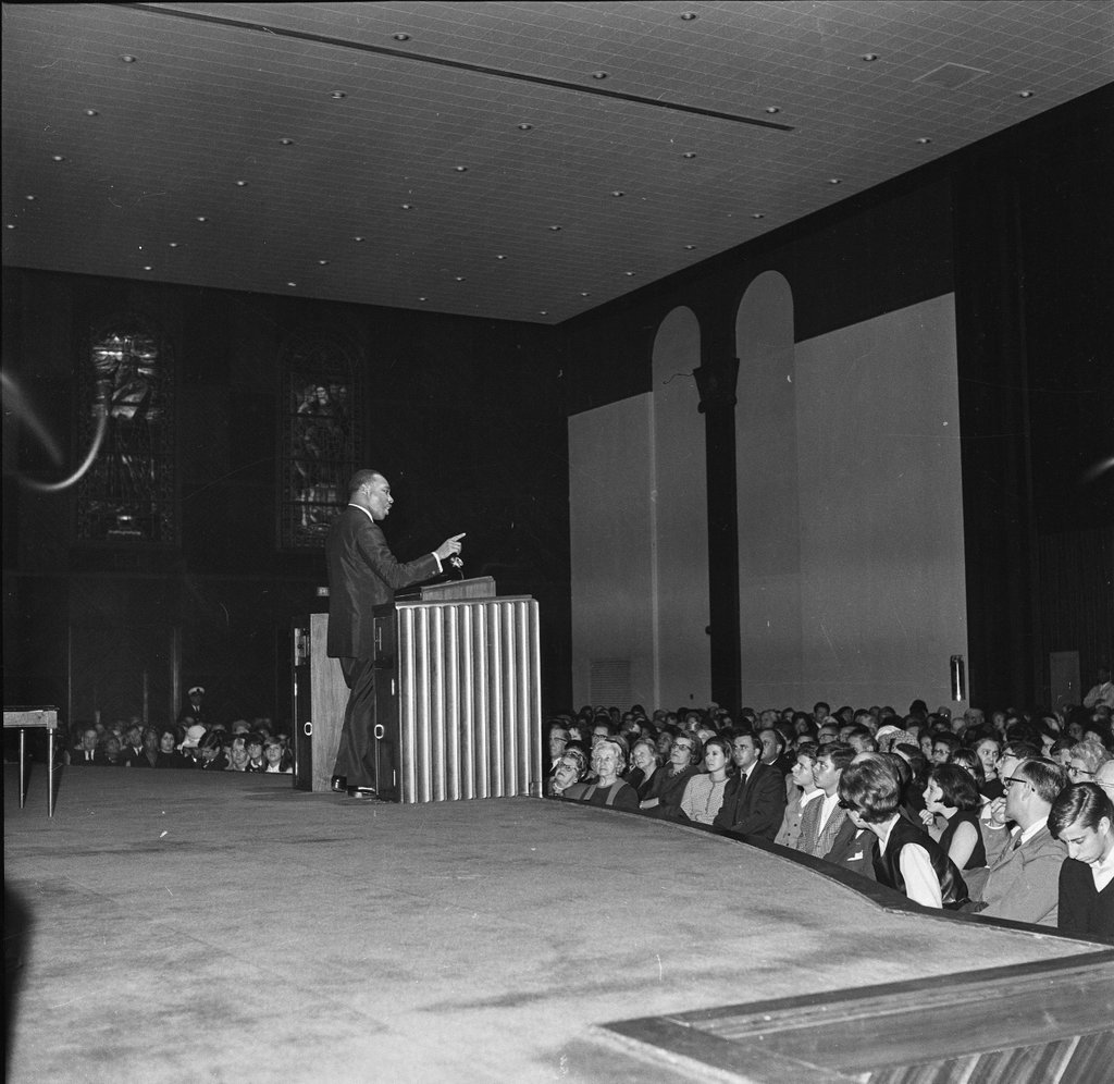 Dr. Martin Luther King Jr. speaking at Temple Sholom - Chicago Sun-Times