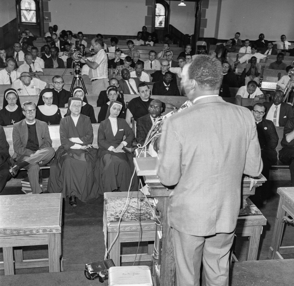 Dr. Martin Luther King Jr. speaking at Shiloh Baptist Church - Chicago Sun-Times