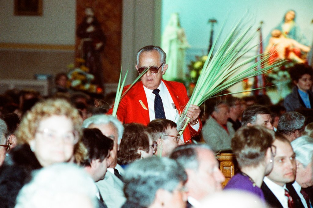 Polish president Lech Wałęsa attends Palm Sunday mass - Chicago Sun-Times