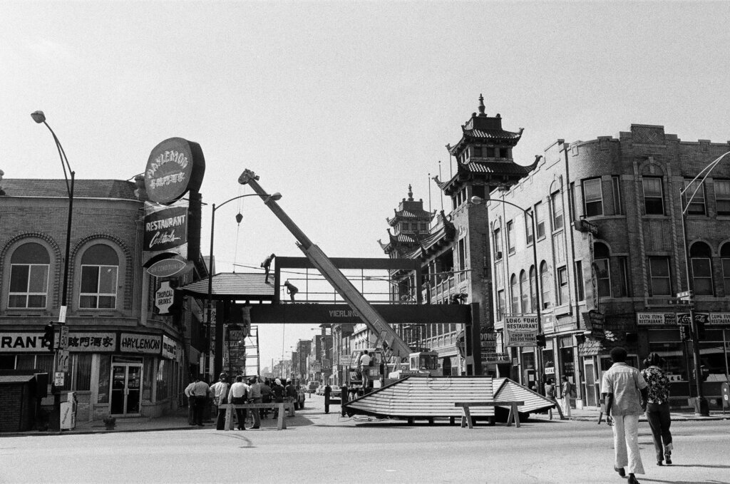 Chinatown Gate construction - Chicago Sun-Times