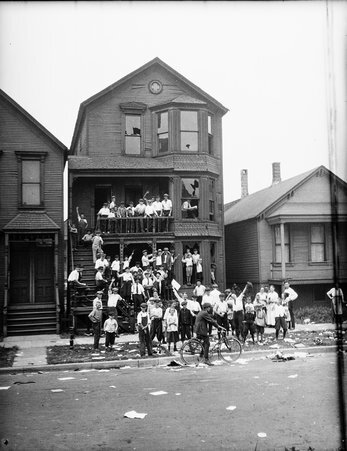 Looting during the 1919 Chicago Race Riots - Fujita, Jun, 1888-1963