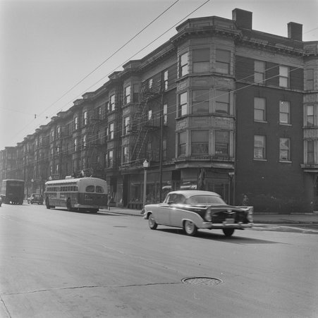Scene in the Hyde Park-Kenwood neighborhood - Mead, Mildred