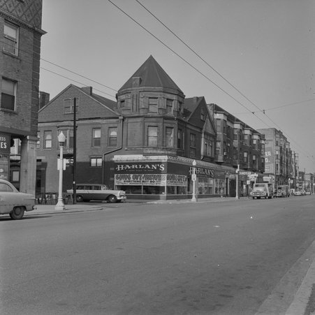 Scene in the Hyde Park-Kenwood neighborhood - Mead, Mildred