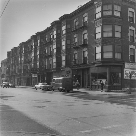 Scene in the Hyde Park-Kenwood neighborhood - Mead, Mildred