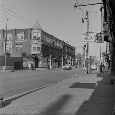Scene in the Hyde Park-Kenwood neighborhood - Mead, Mildred