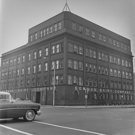 Bowman Dairy Company on the Near North Side - Mead, Mildred