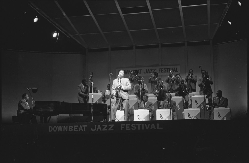 The Count Basie Orchestra at the Down Beat Jazz Festival - Flerlage, Raeburn, 1915-2002