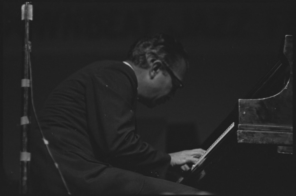 Dave Brubeck at the Down Beat Jazz Festival - Flerlage, Raeburn, 1915-2002