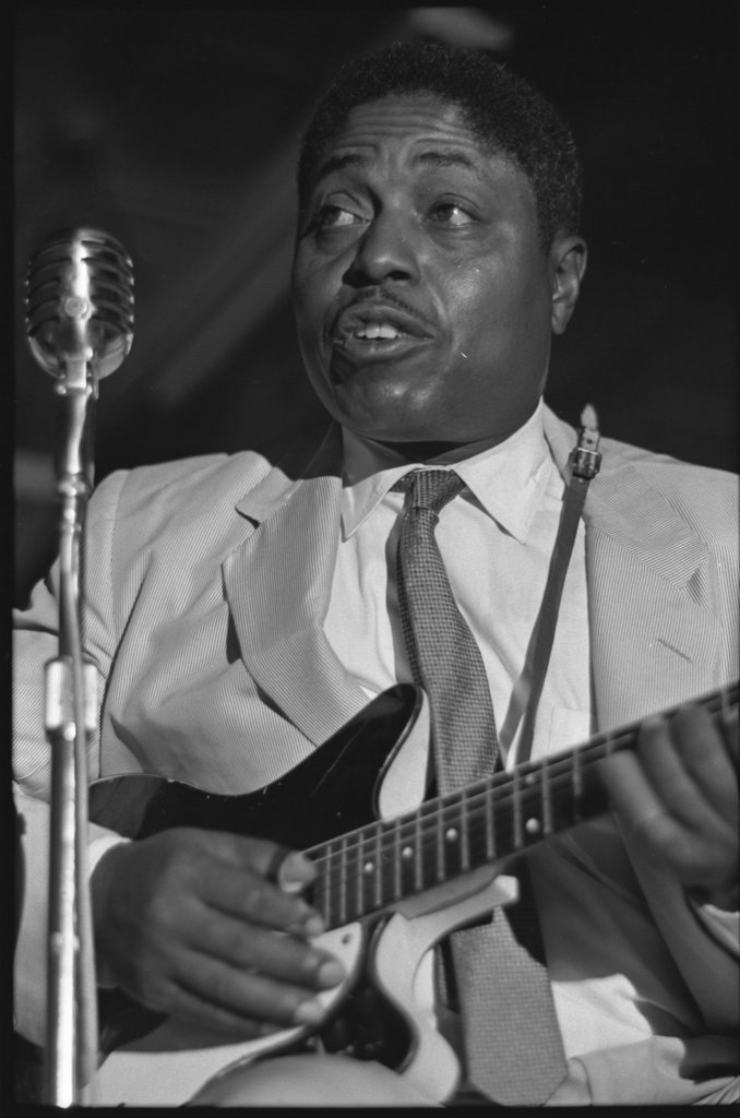 Big Joe Williams playing nine string guitar in performance at Blind Pig with John Davis - Flerlage, Raeburn, 1915-2002