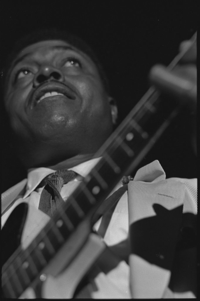 Big Joe Williams playing nine string guitar in performance at Blind Pig with John Davis - Flerlage, Raeburn, 1915-2002