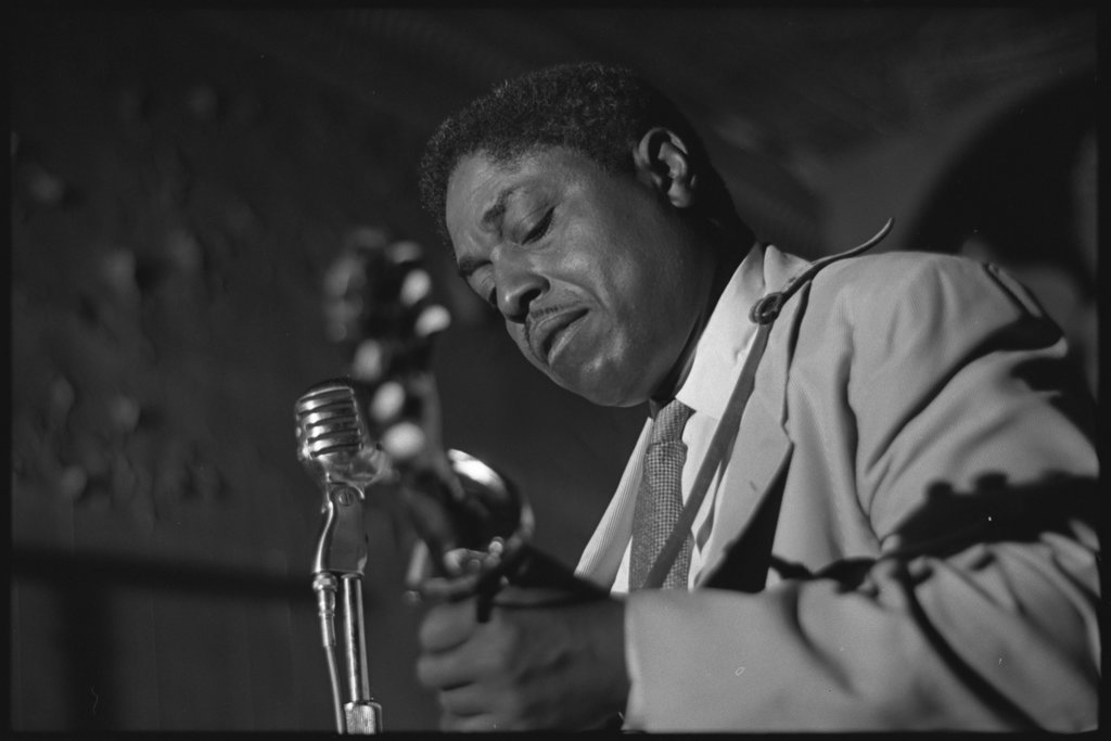 Big Joe Williams playing nine string guitar in performance at Blind Pig with John Davis - Flerlage, Raeburn, 1915-2002